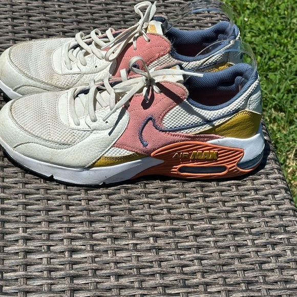 Nike Cream and Pink Athletic Shoes with Air Cushioning - Picture 4 of 7
